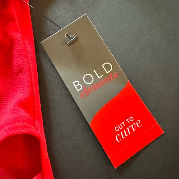 BOLD elements Cut to Curve with cut out and keyhole elements Shirt - Picture 5 of 9